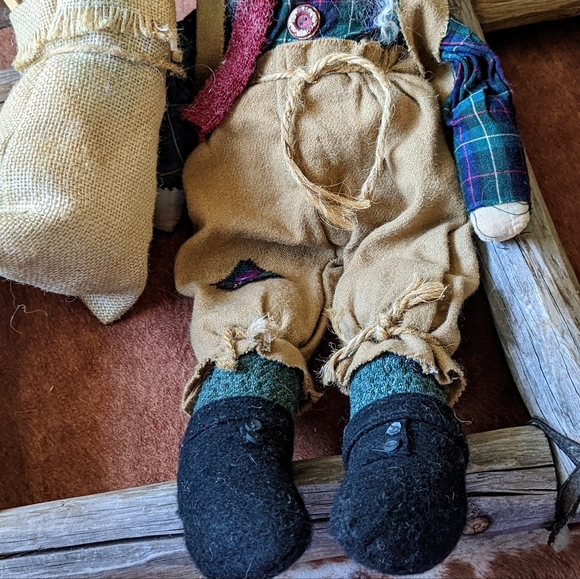 Vintage Collectible Santa With Bag of Goods & Lots of Detail - Picture 7 of 14